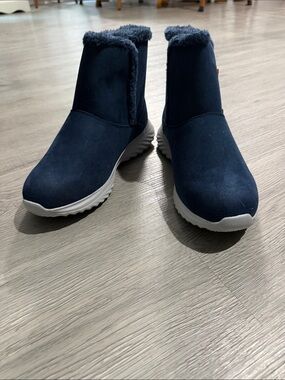 Cheek  Navy Faux-Fur Lined Slip-On Winter Boots Sz 7W Wide